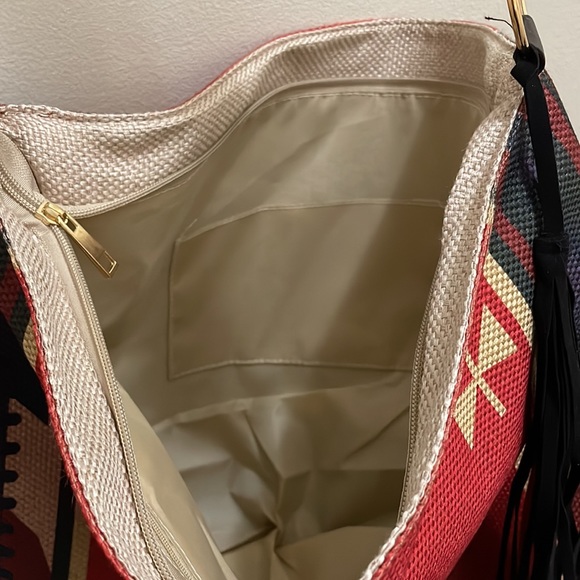 🎉❤️HOST PICK!! Juliette Multicolor Aztec Shoulder Tote Bag Fringe - Picture 3 of 4